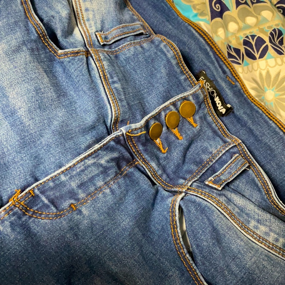 Fashion Nova Butt On dark wash jeans size 4